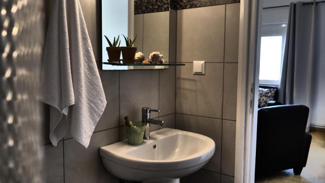 Thea Apartment Agia Marina Buitenkant foto